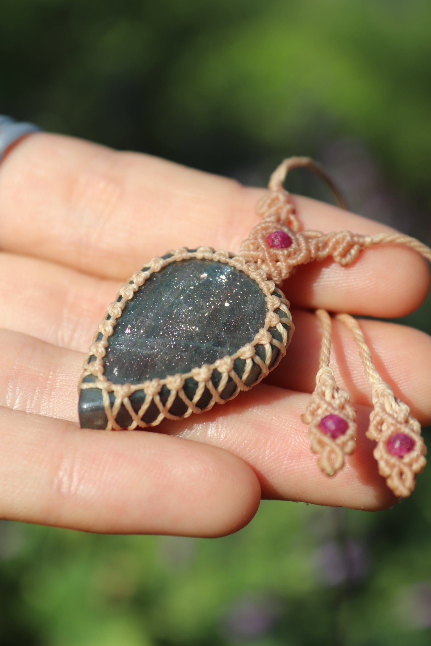 Labradorite rose vif et orange avec perles de rubis
