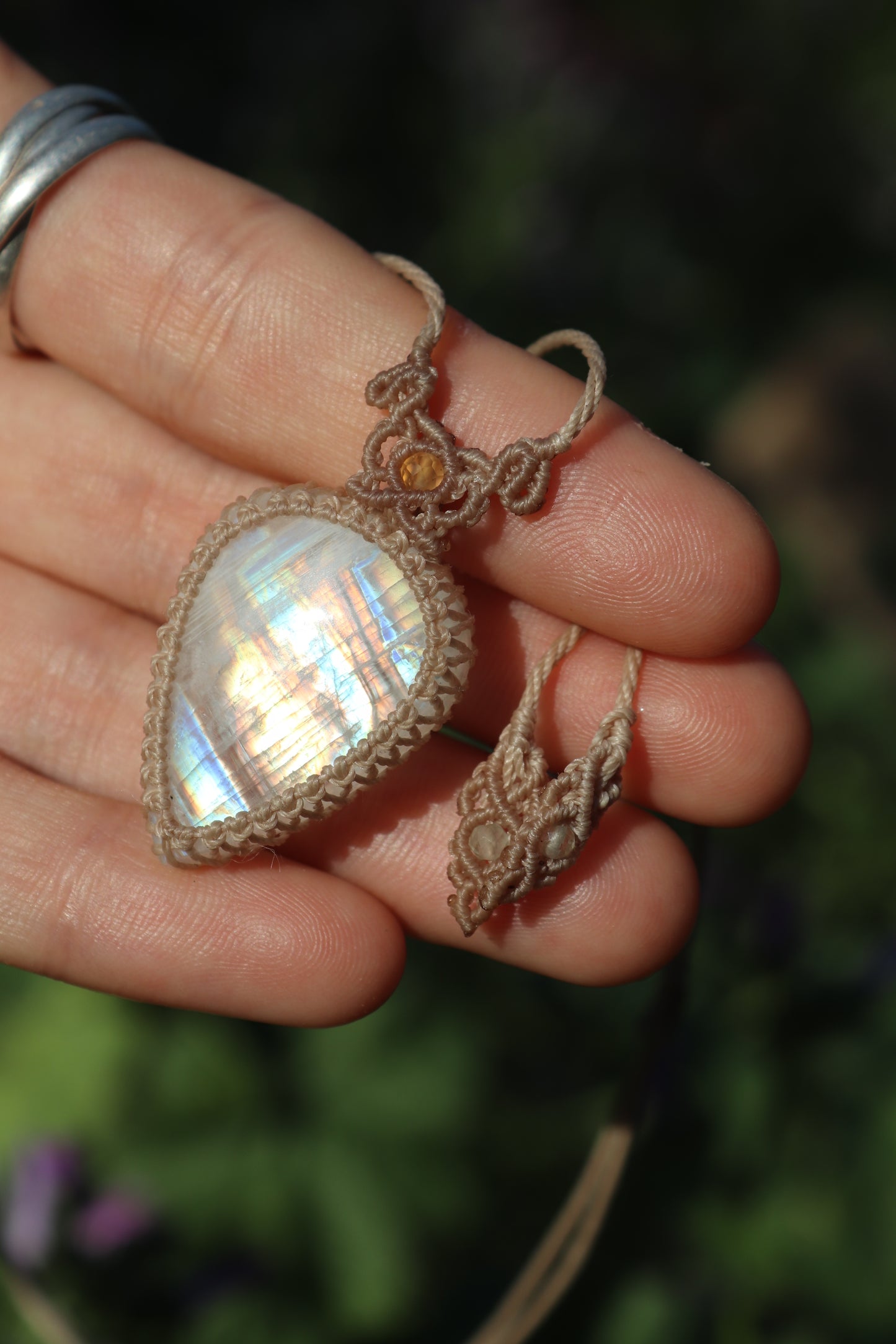 Pendentif en pierre de lune arc-en-ciel translucide avec perles de cornaline