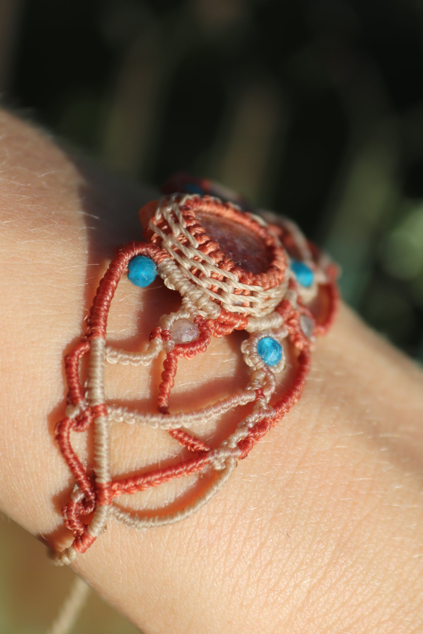 Funkelndes Sonnenstein-Armband mit Apatit-Perlen