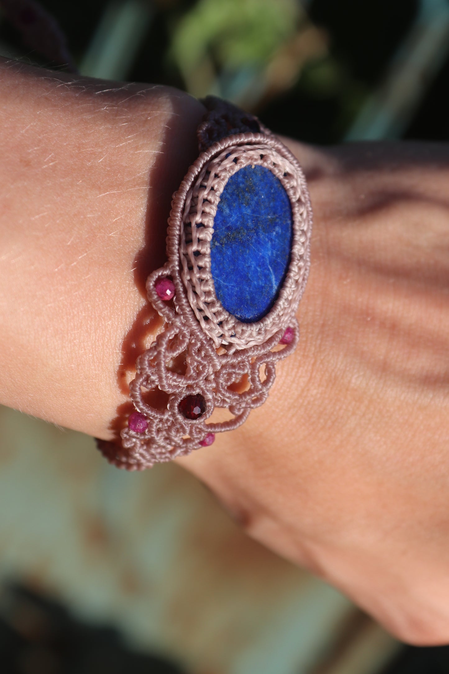 Lapis-Lazuli-Armband, asymmetrisches Design mit Granat- und Rubinperlen
