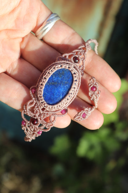 Lapis-Lazuli-Armband, asymmetrisches Design mit Granat- und Rubinperlen
