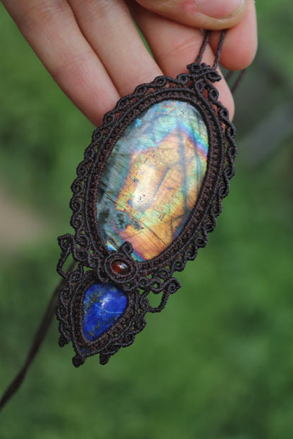 Markamee-Halskette mit gelbem Regenbogen-Labradorit, Granat und Lapislazuli