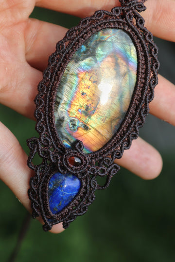 Markamee-Halskette mit gelbem Regenbogen-Labradorit, Granat und Lapislazuli
