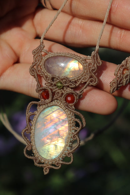 Pendentif en pierre de lune arc-en-ciel dorée translucide de qualité RARE