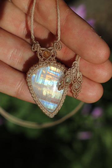 Pendentif en pierre de lune arc-en-ciel translucide avec perles de cornaline