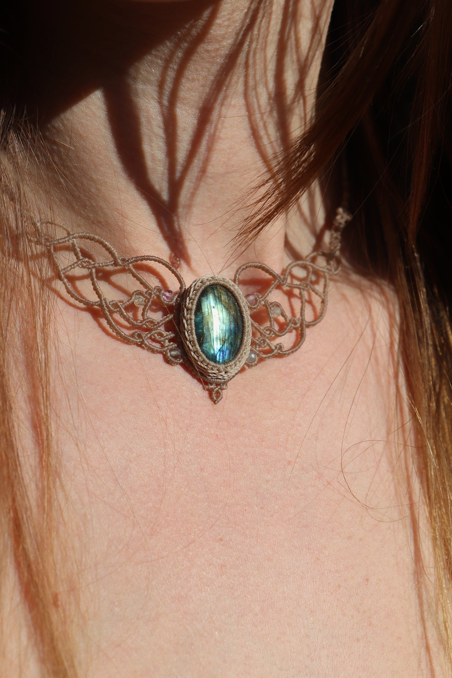 Zierliches grünes LABRADORIT-Choker mit Fluoritperlen