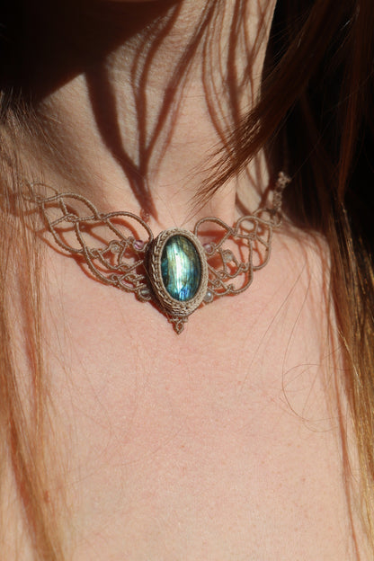 Zierliches grünes LABRADORIT-Choker mit Fluoritperlen