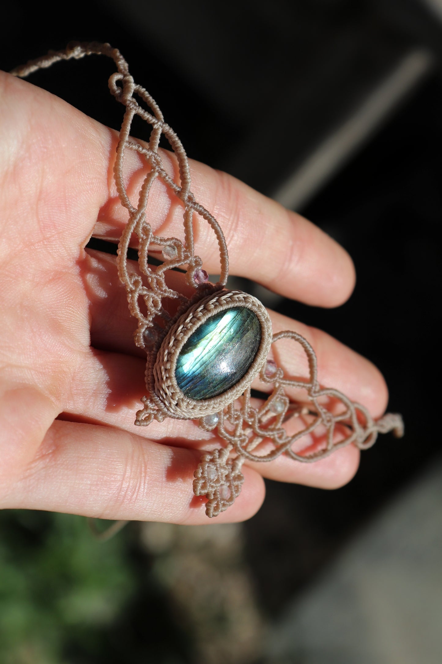 Zierliches grünes LABRADORIT-Choker mit Fluoritperlen