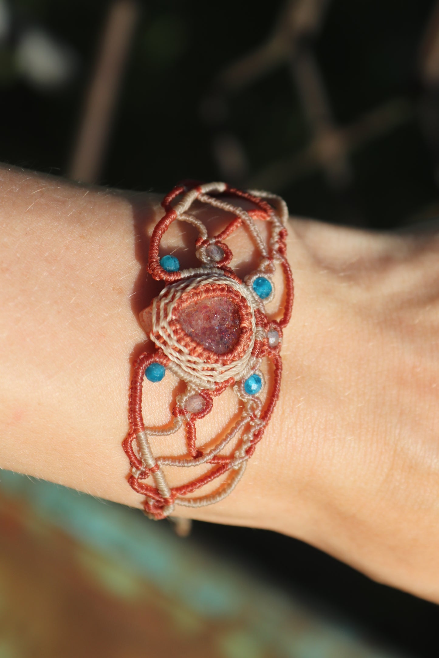 Funkelndes Sonnenstein-Armband mit Apatit-Perlen
