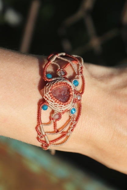 Funkelndes Sonnenstein-Armband mit Apatit-Perlen