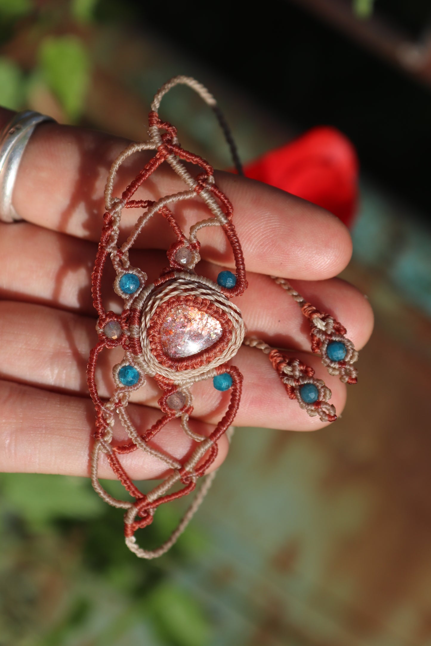 Funkelndes Sonnenstein-Armband mit Apatit-Perlen