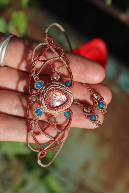Funkelndes Sonnenstein-Armband mit Apatit-Perlen