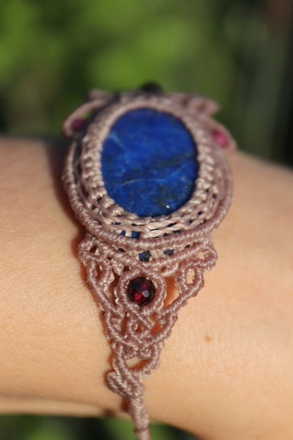 Lapis-Lazuli-Armband, asymmetrisches Design mit Granat- und Rubinperlen