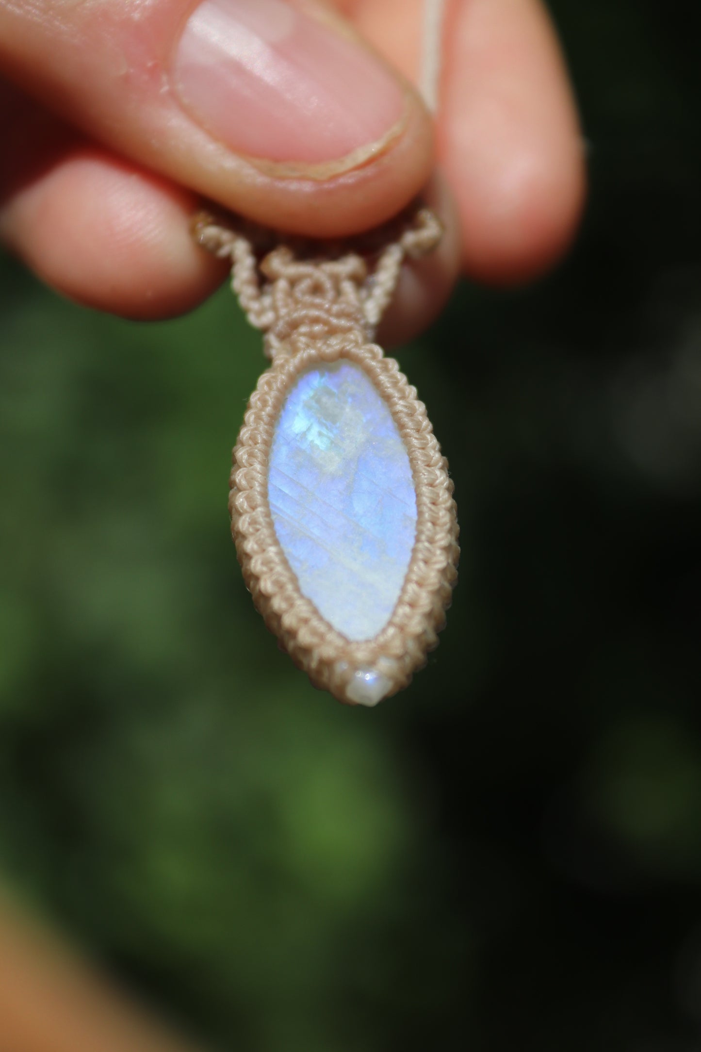 Zierlicher pastellblauer MONDSTEIN-Anhänger