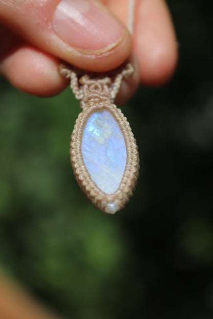 Zierlicher pastellblauer MONDSTEIN-Anhänger