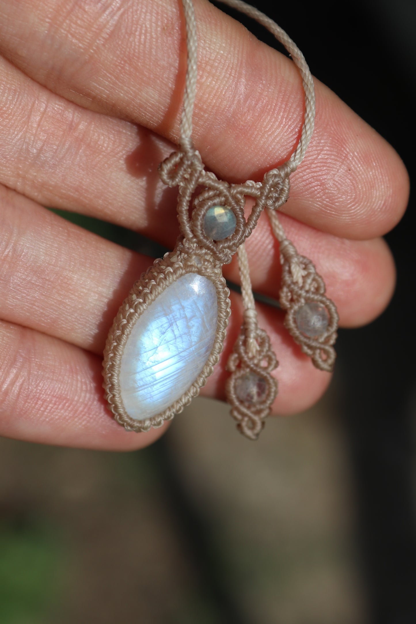 Zierlicher pastellblauer MONDSTEIN-Anhänger