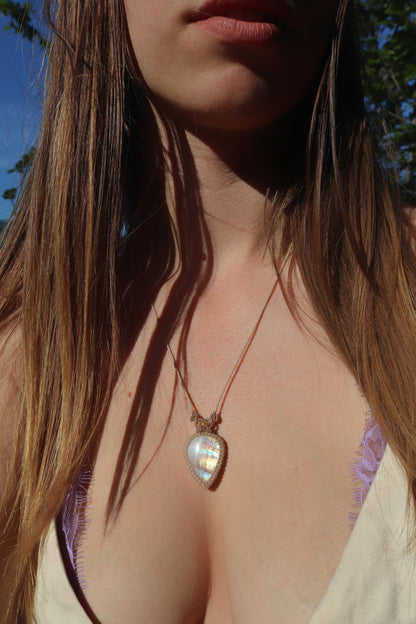 Pendentif en pierre de lune arc-en-ciel translucide avec perles de cornaline
