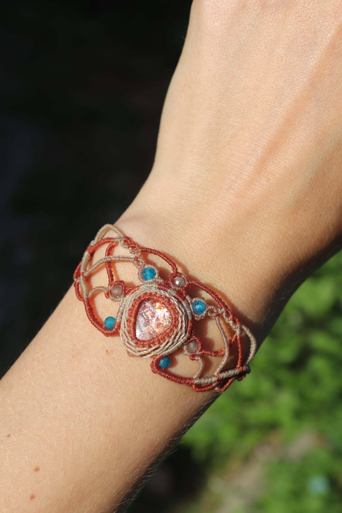 Funkelndes Sonnenstein-Armband mit Apatit-Perlen