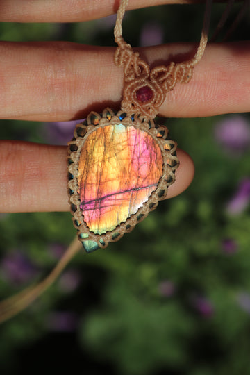 Labradorite rose vif et orange avec perles de rubis