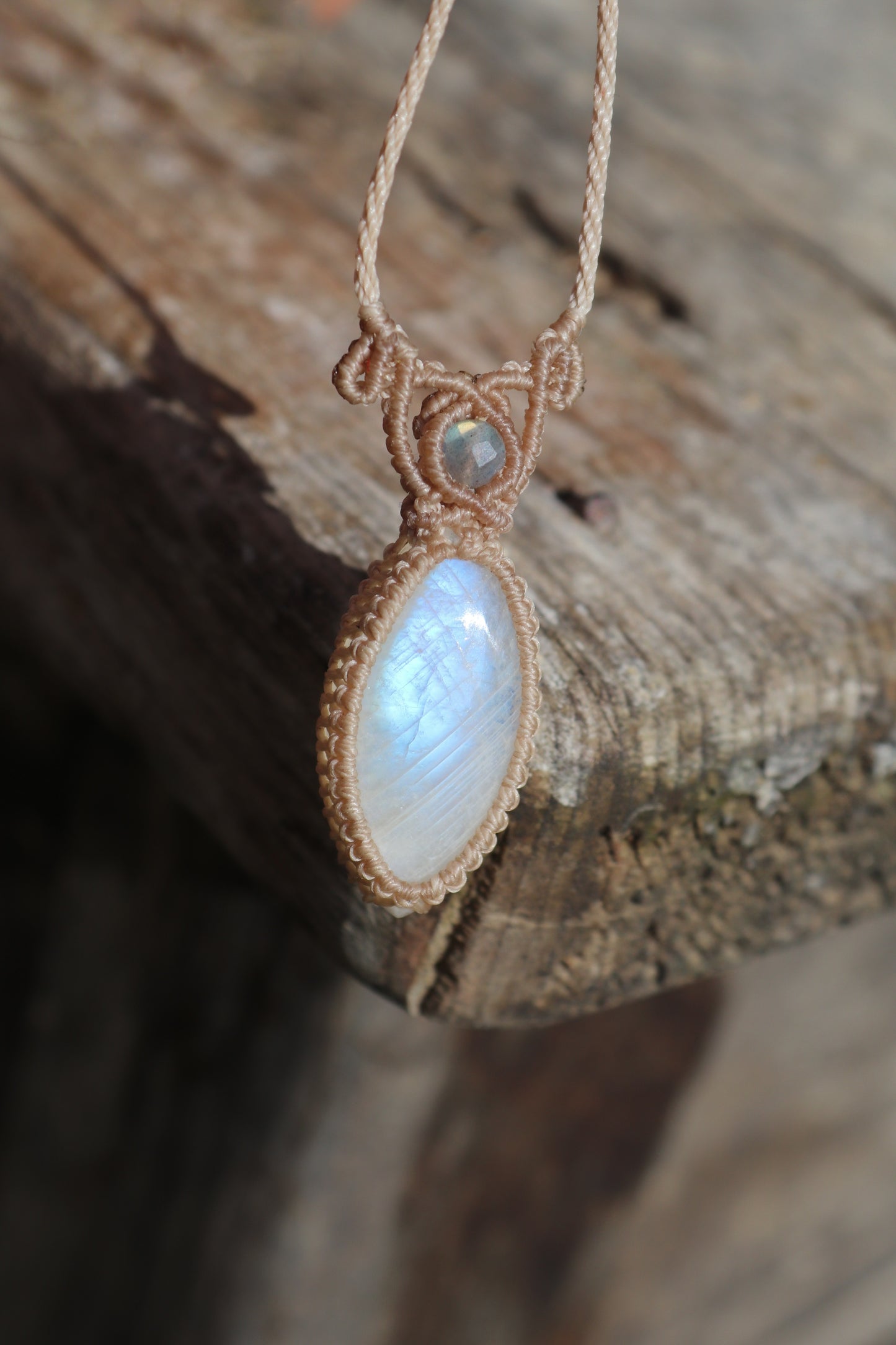 Zierlicher pastellblauer MONDSTEIN-Anhänger