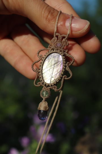 Pendentif en labradorite argentée et violette avec perles d'améthyste et de fluorite
