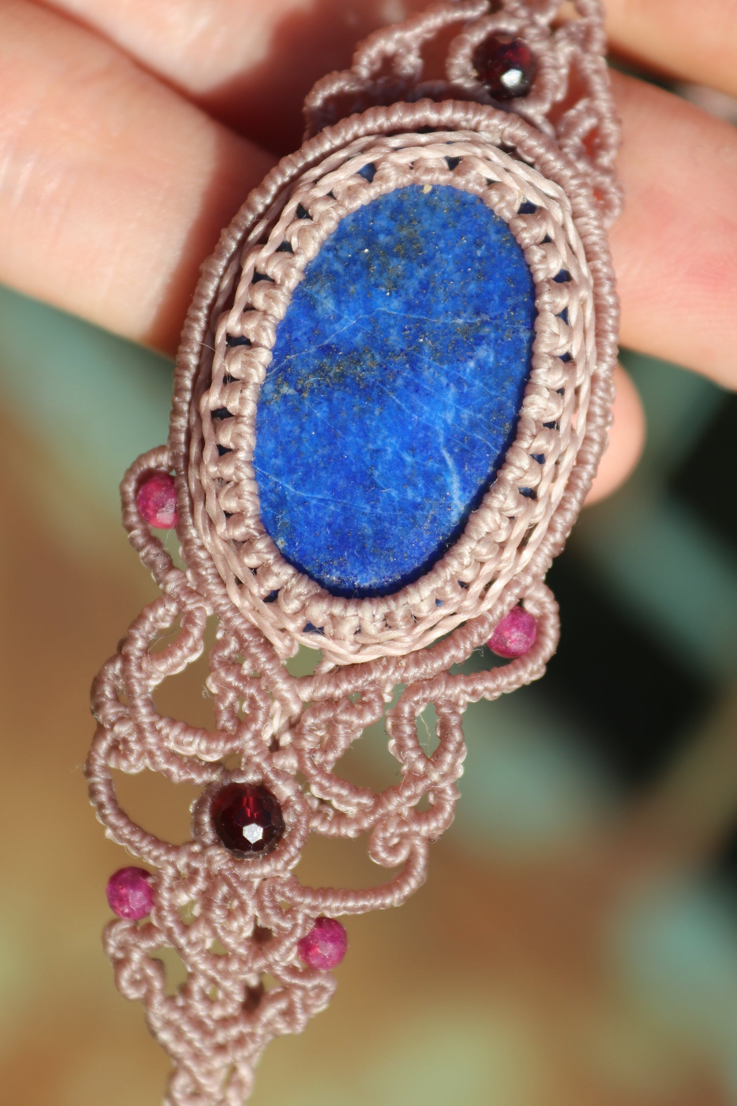 Lapis-Lazuli-Armband, asymmetrisches Design mit Granat- und Rubinperlen