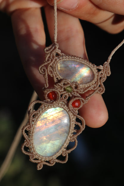 Pendentif en pierre de lune arc-en-ciel dorée translucide de qualité RARE