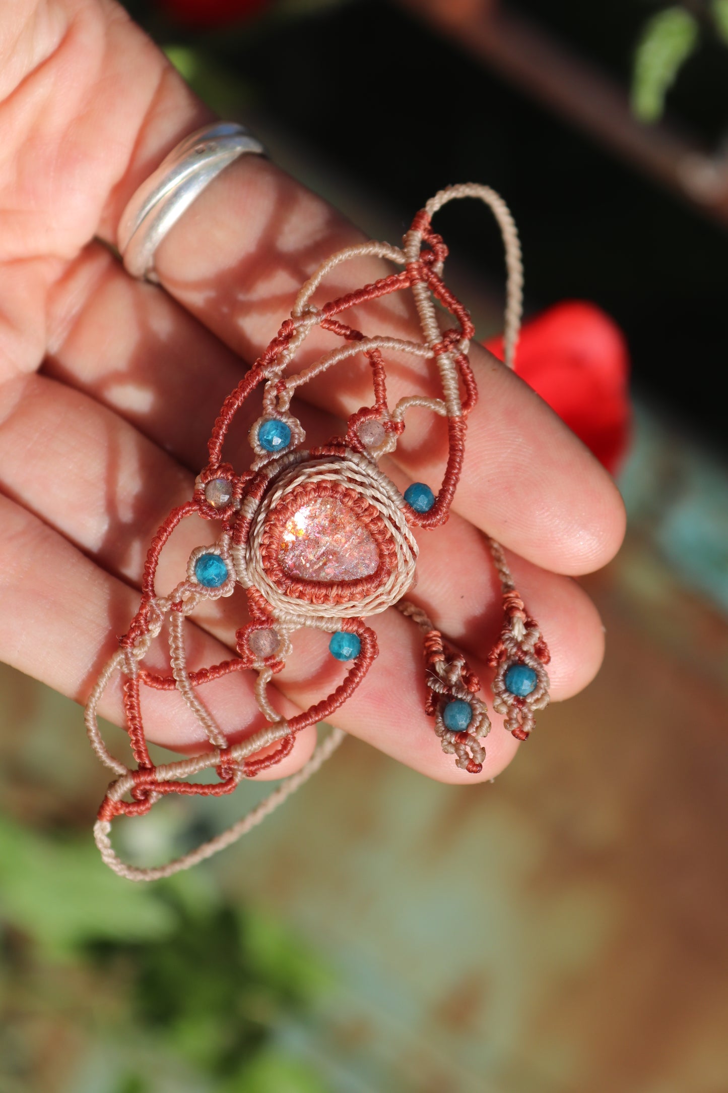 Funkelndes Sonnenstein-Armband mit Apatit-Perlen