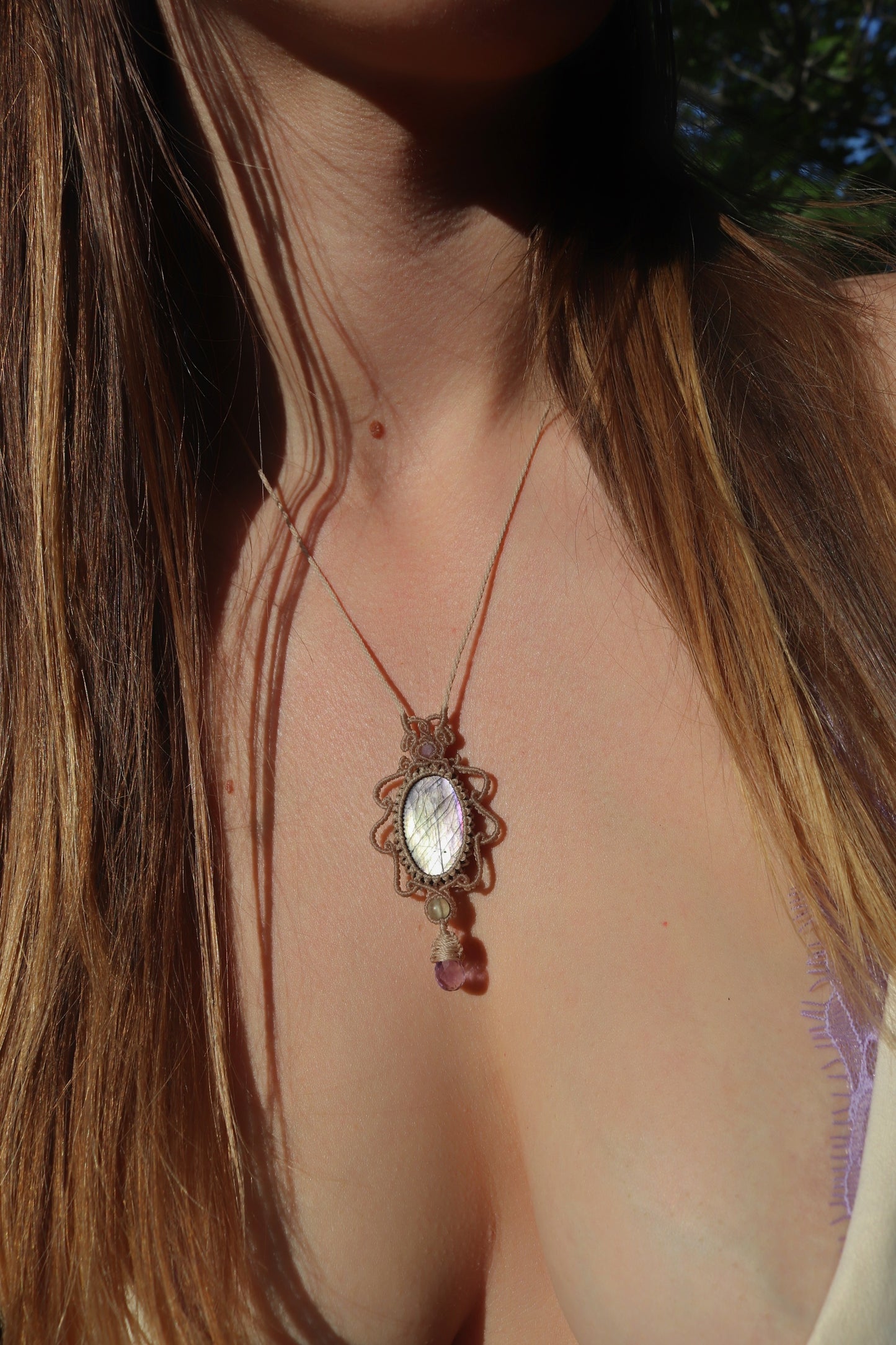Pendentif en labradorite argentée et violette avec perles d'améthyste et de fluorite