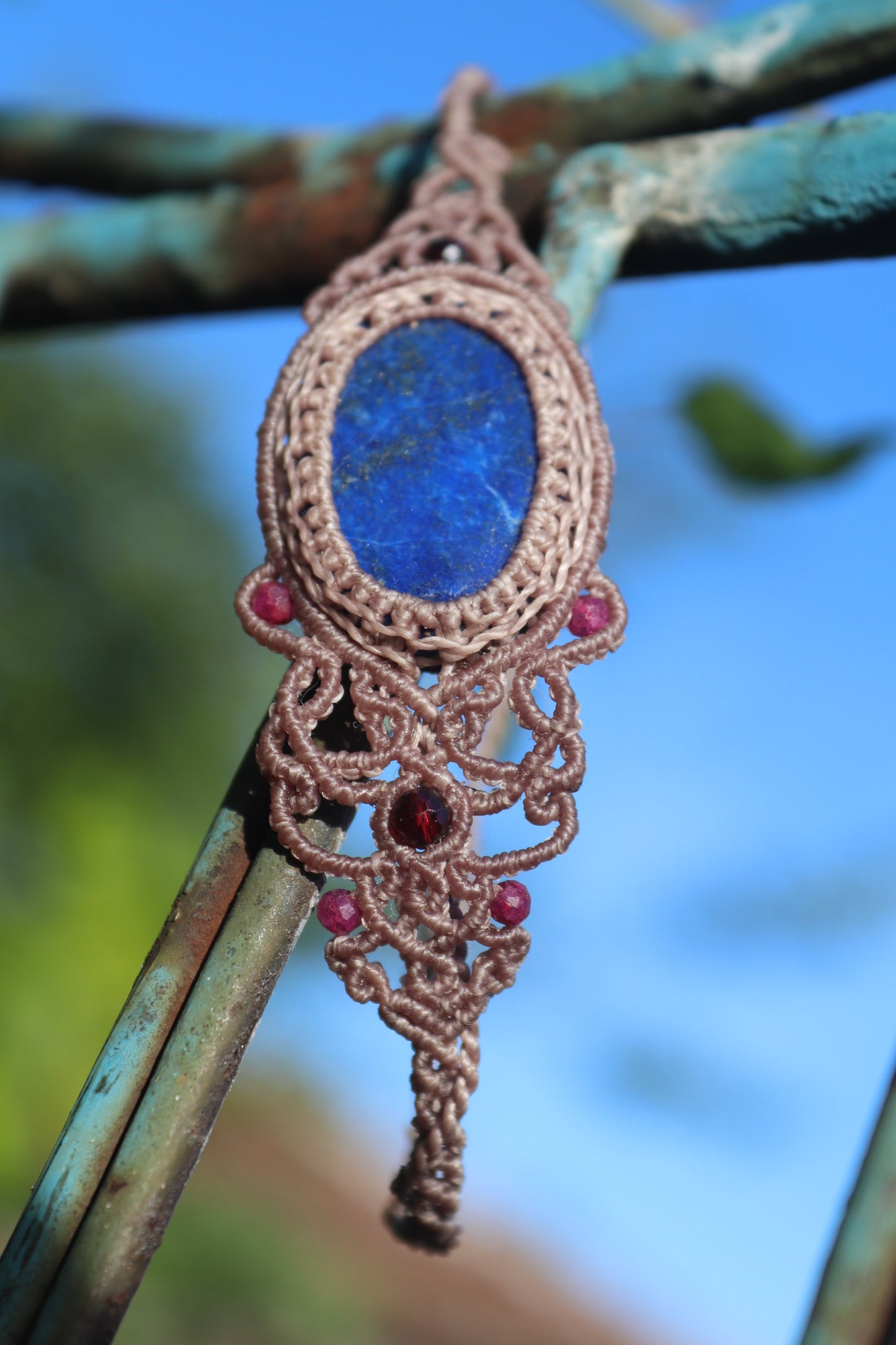 Lapis-Lazuli-Armband, asymmetrisches Design mit Granat- und Rubinperlen