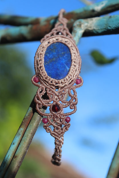 Lapis-Lazuli-Armband, asymmetrisches Design mit Granat- und Rubinperlen