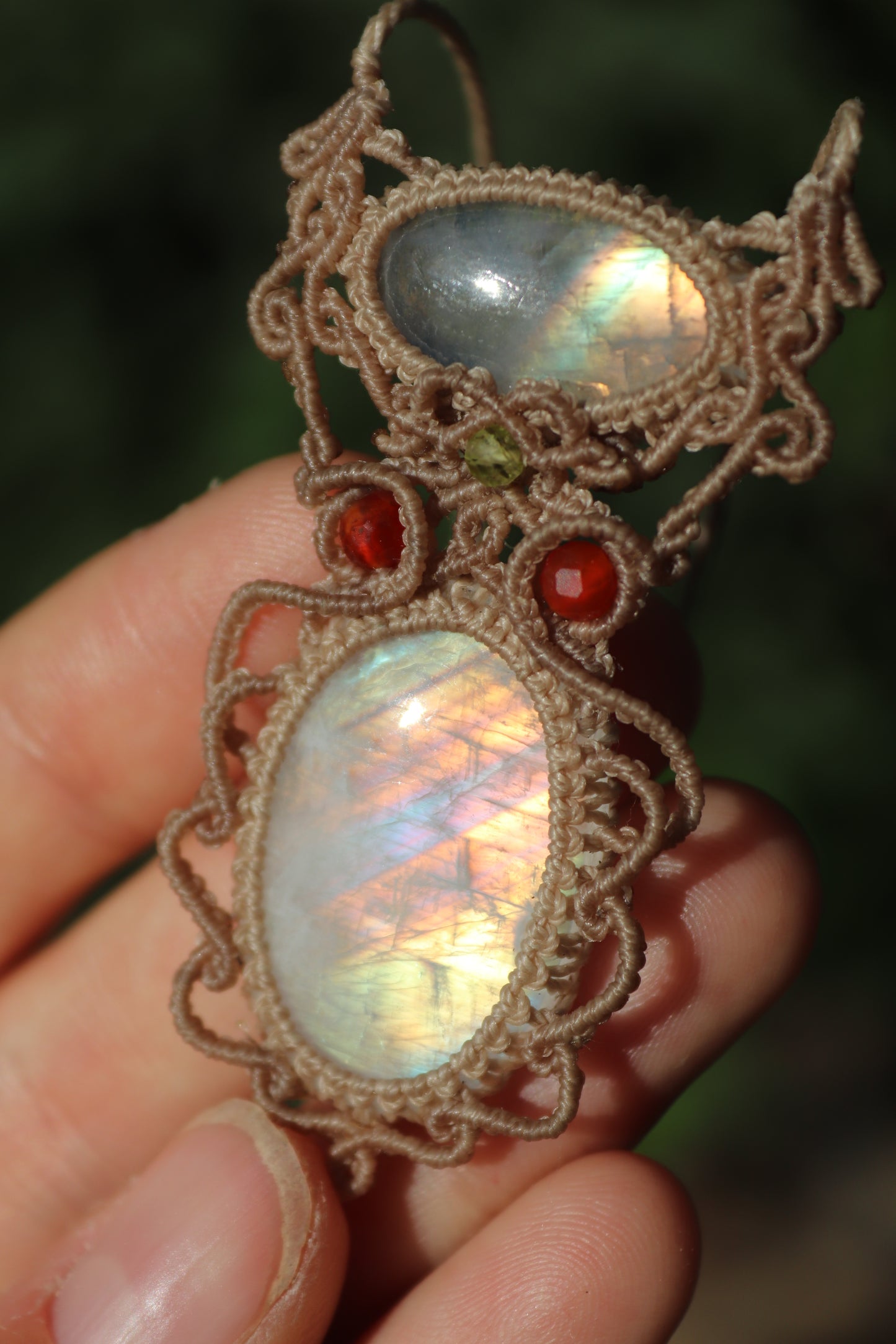 Pendentif en pierre de lune arc-en-ciel dorée translucide de qualité RARE