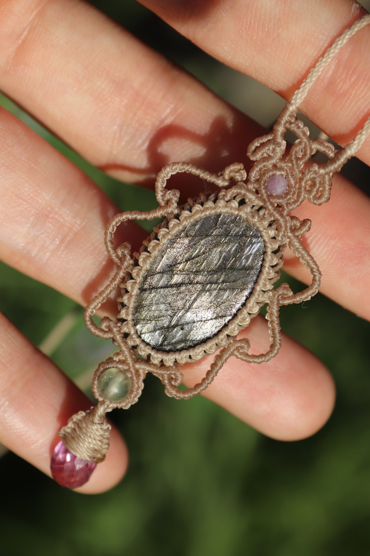 Pendentif en labradorite argentée et violette avec perles d'améthyste et de fluorite