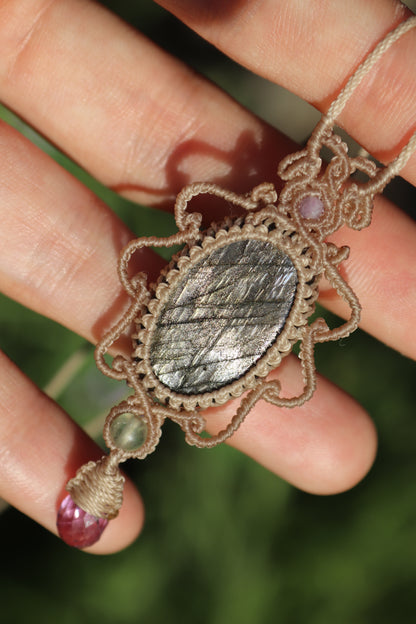 Pendentif en labradorite argentée et violette avec perles d'améthyste et de fluorite