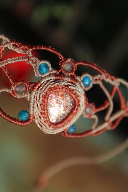 Funkelndes Sonnenstein-Armband mit Apatit-Perlen