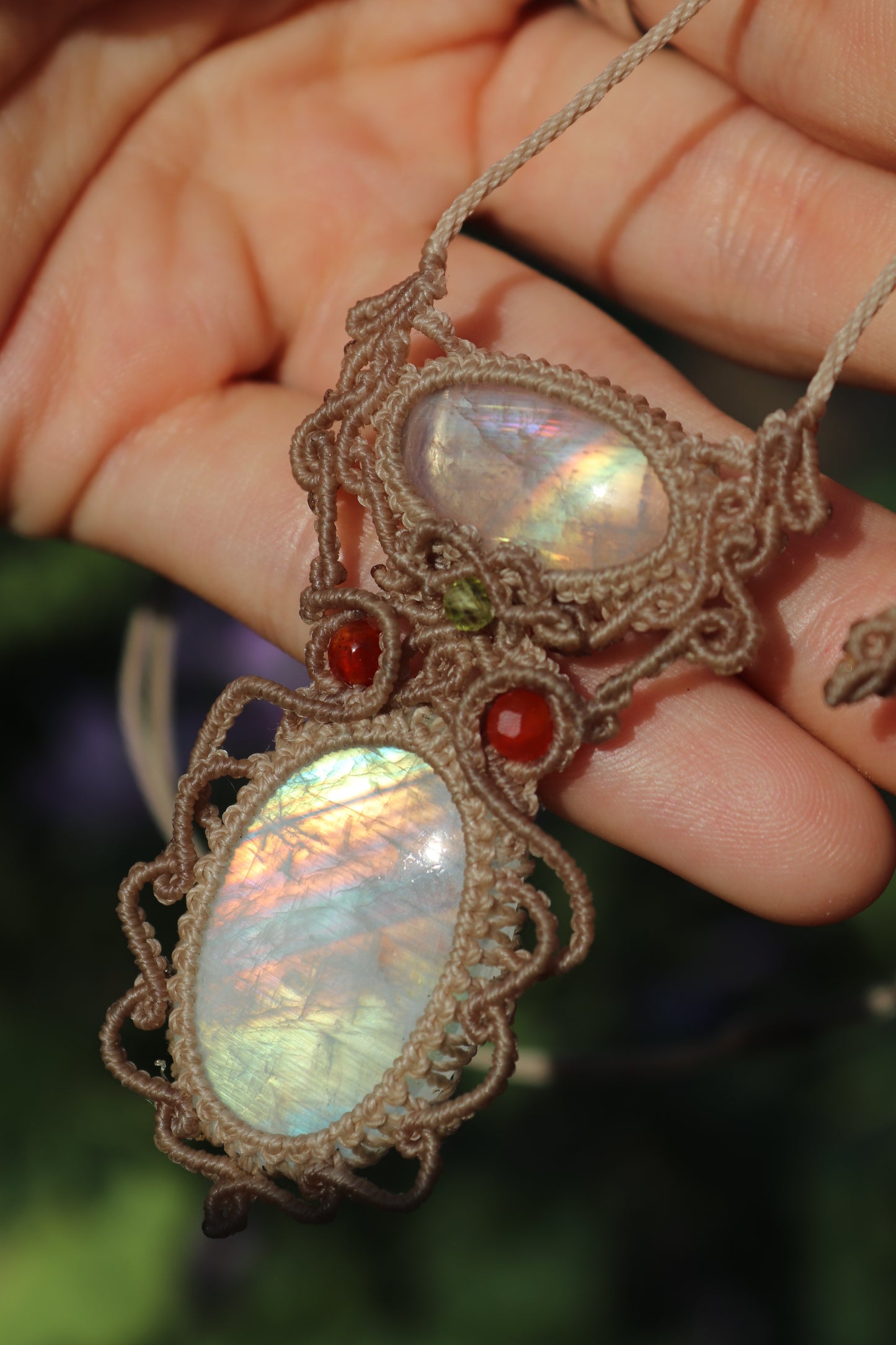 Pendentif en pierre de lune arc-en-ciel dorée translucide de qualité RARE