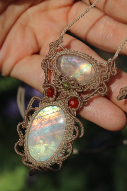Pendentif en pierre de lune arc-en-ciel dorée translucide de qualité RARE