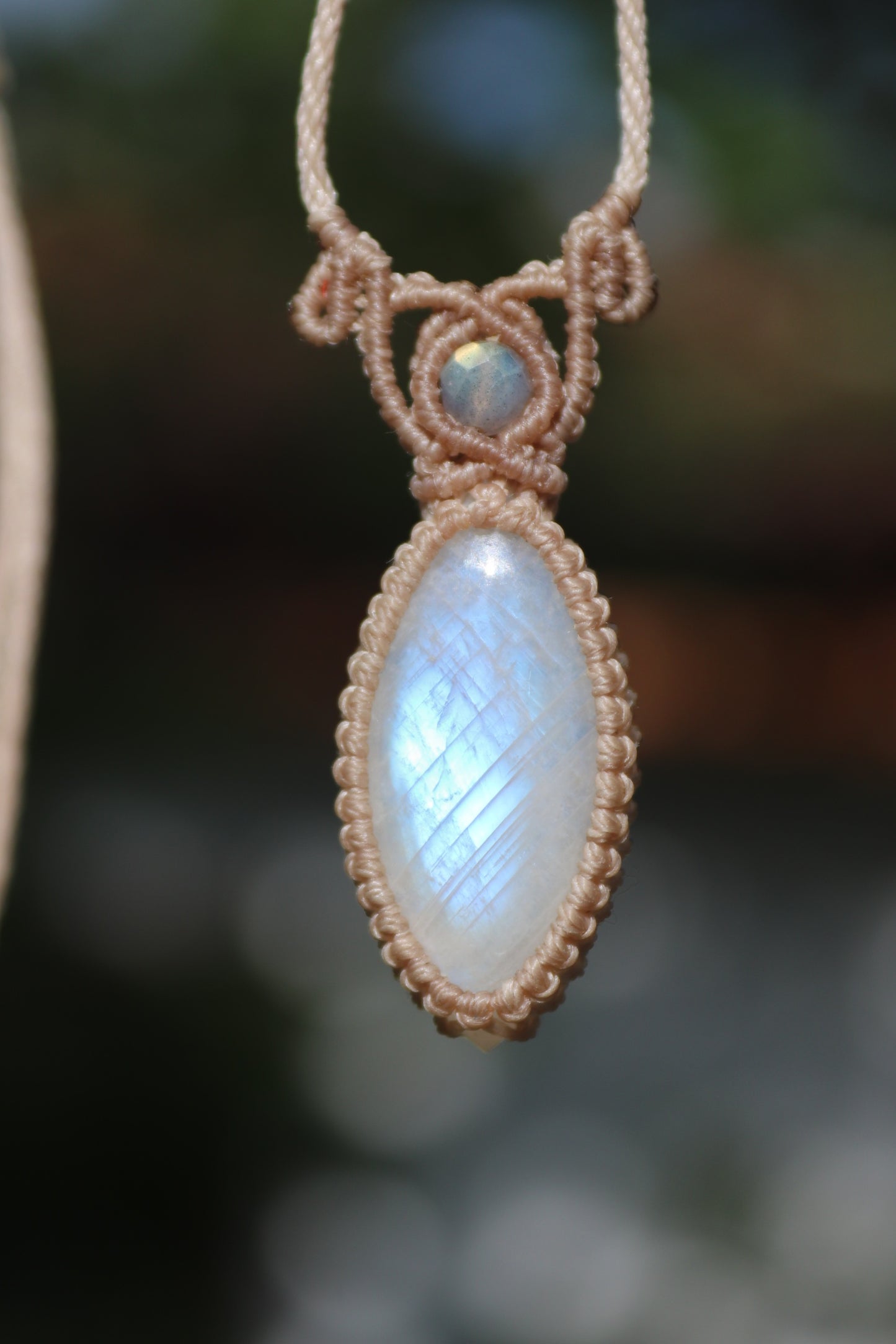 Zierlicher pastellblauer MONDSTEIN-Anhänger