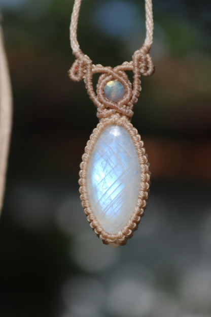 Zierlicher pastellblauer MONDSTEIN-Anhänger