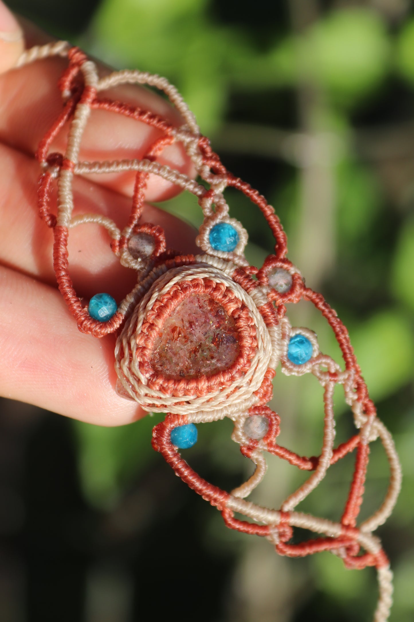 Funkelndes Sonnenstein-Armband mit Apatit-Perlen