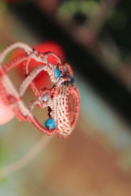 Funkelndes Sonnenstein-Armband mit Apatit-Perlen