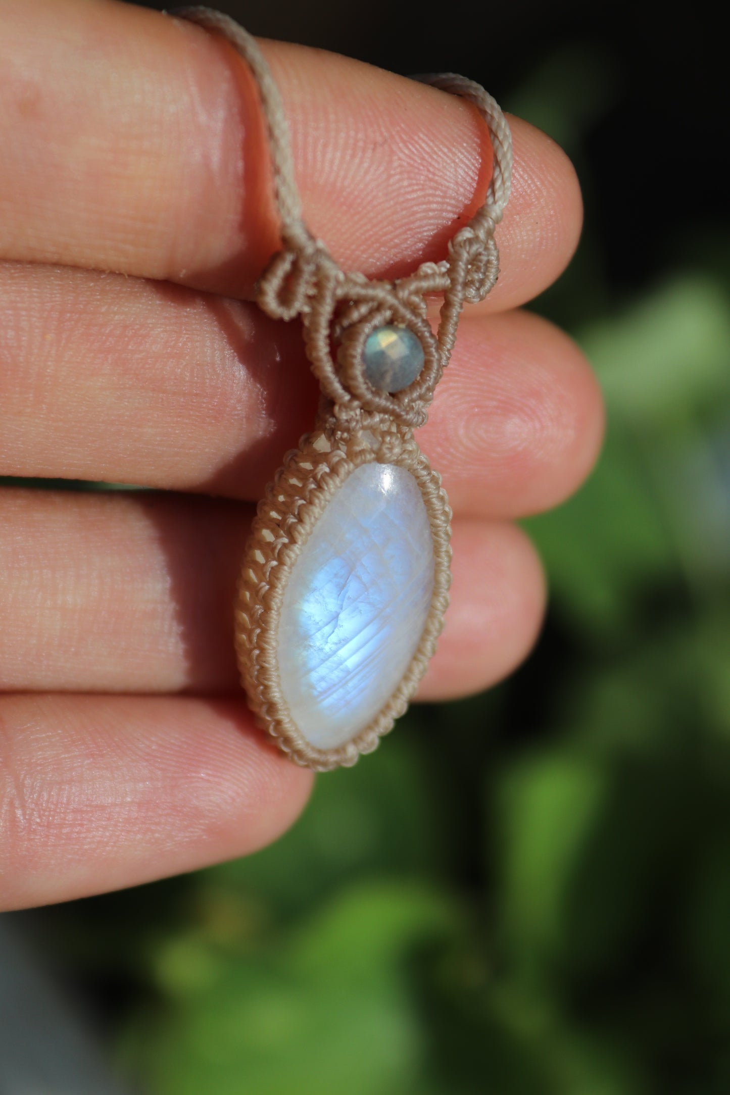 Zierlicher pastellblauer MONDSTEIN-Anhänger