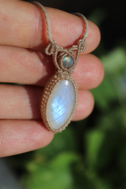Zierlicher pastellblauer MONDSTEIN-Anhänger