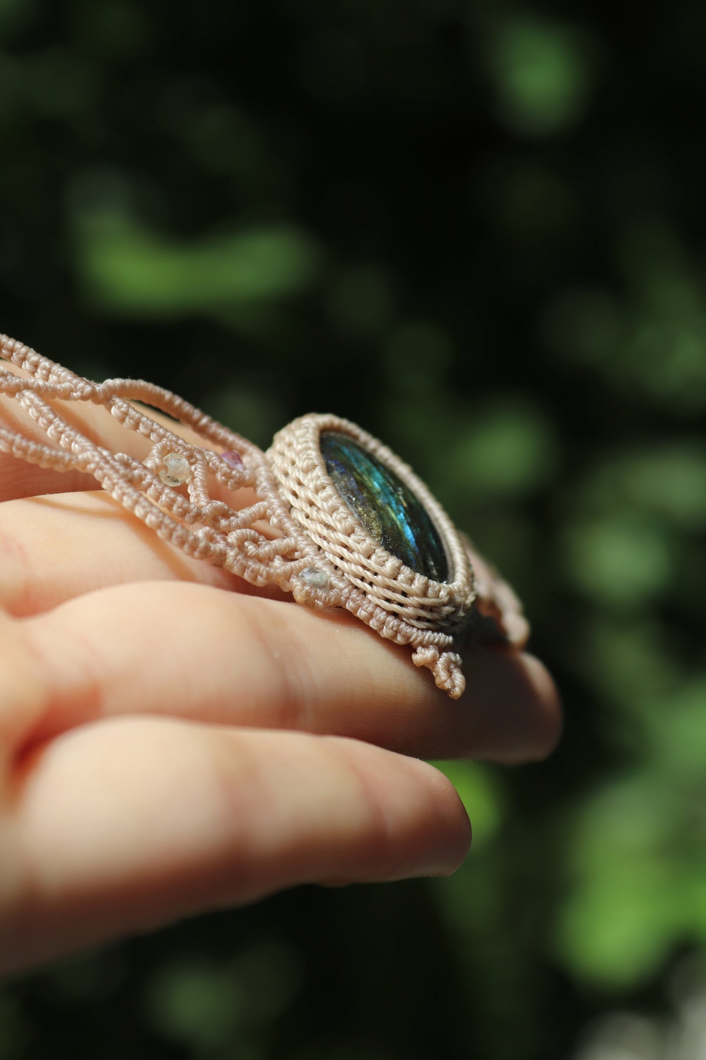Zierliches grünes LABRADORIT-Choker mit Fluoritperlen
