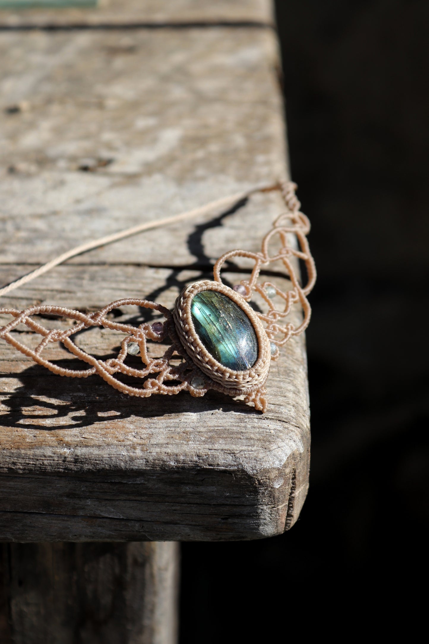 Zierliches grünes LABRADORIT-Choker mit Fluoritperlen