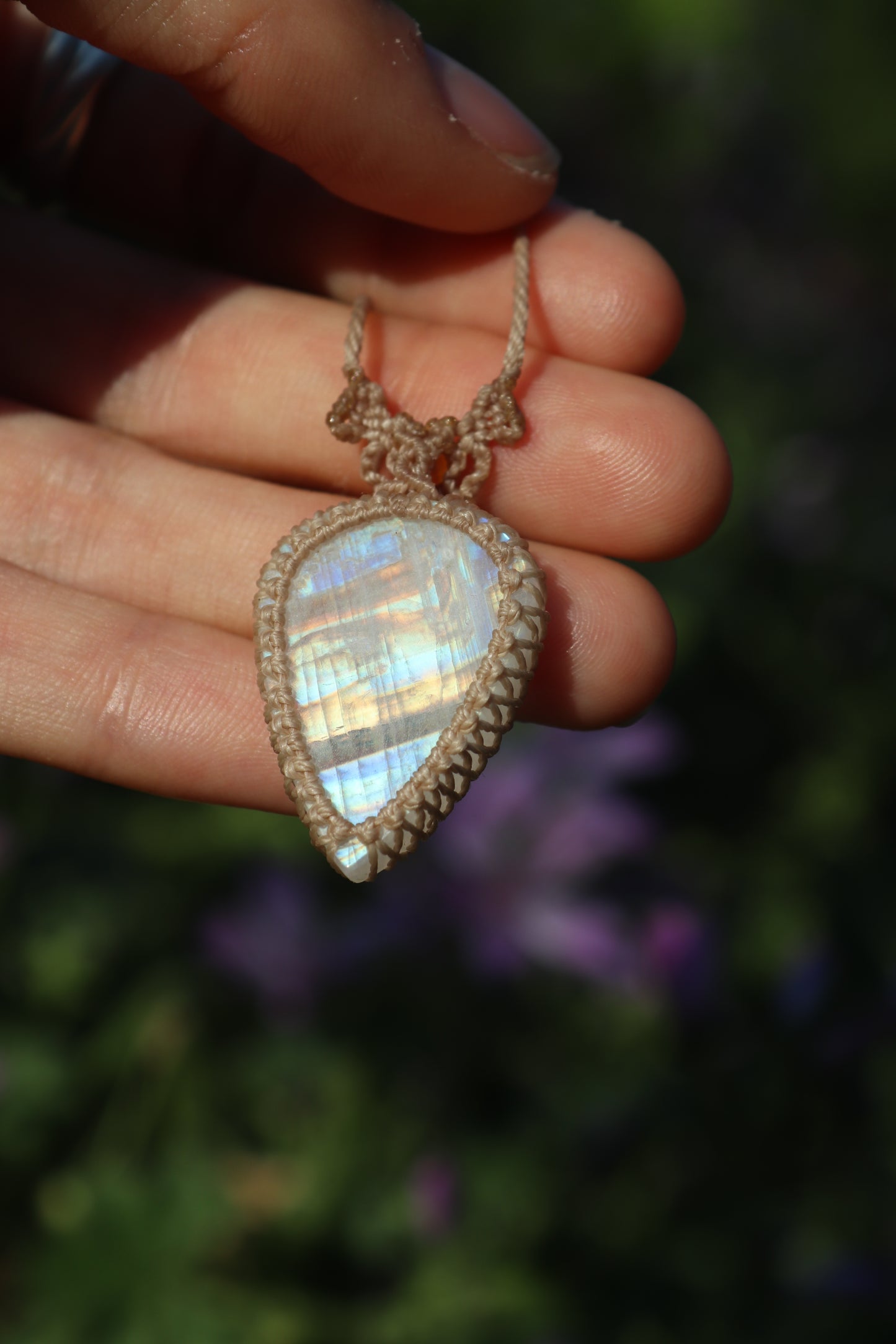Pendentif en pierre de lune arc-en-ciel translucide avec perles de cornaline