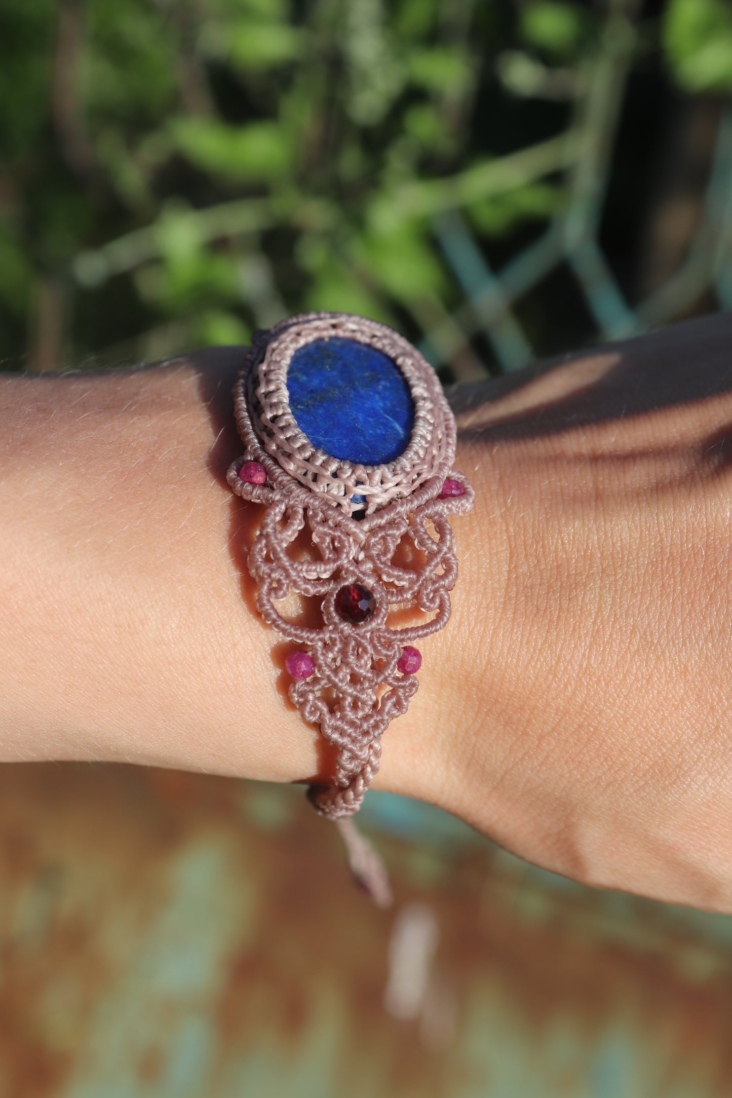 Lapis-Lazuli-Armband, asymmetrisches Design mit Granat- und Rubinperlen