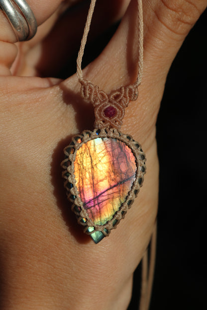 Labradorite rose vif et orange avec perles de rubis