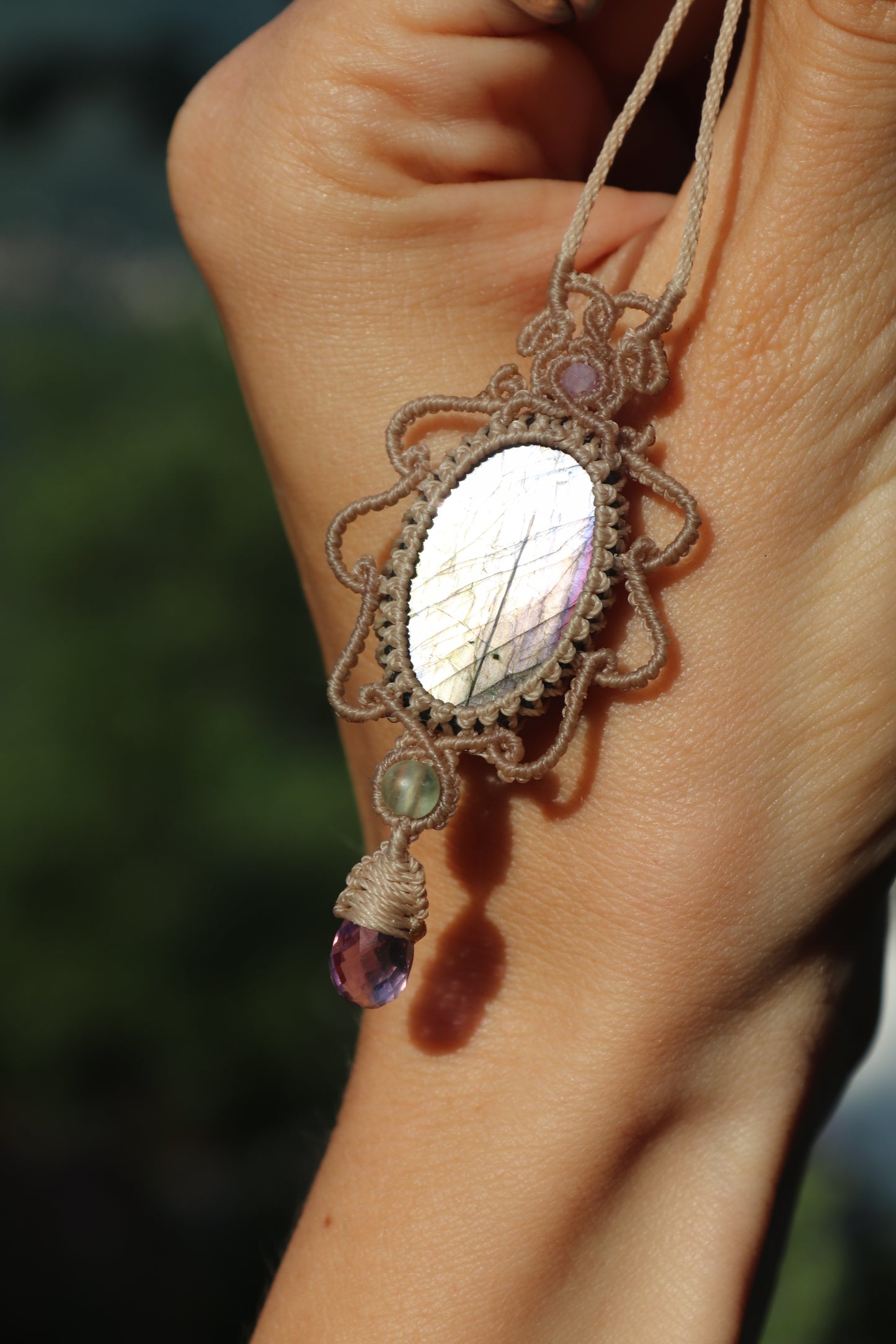 Pendentif en labradorite argentée et violette avec perles d'améthyste et de fluorite