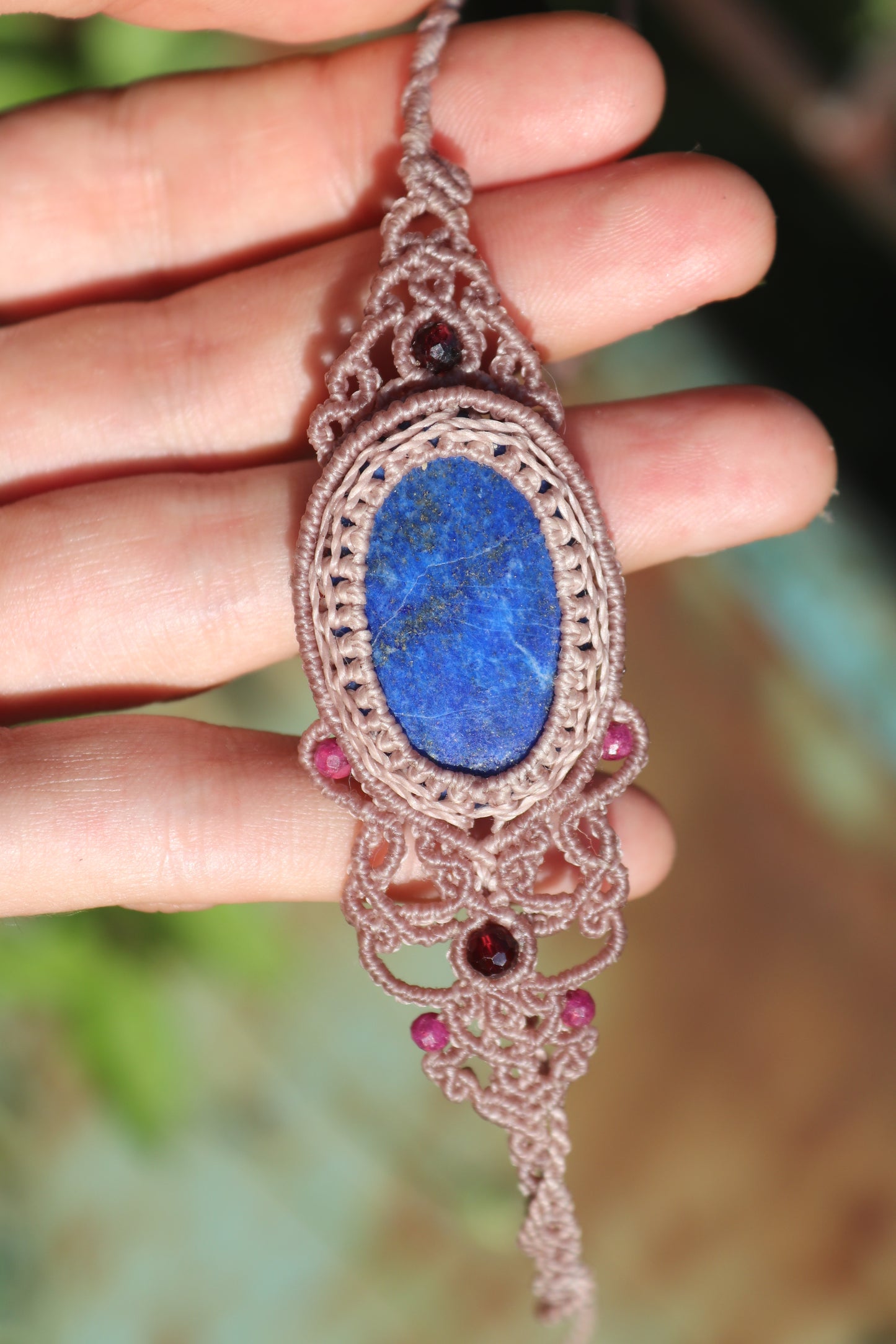 Lapis-Lazuli-Armband, asymmetrisches Design mit Granat- und Rubinperlen